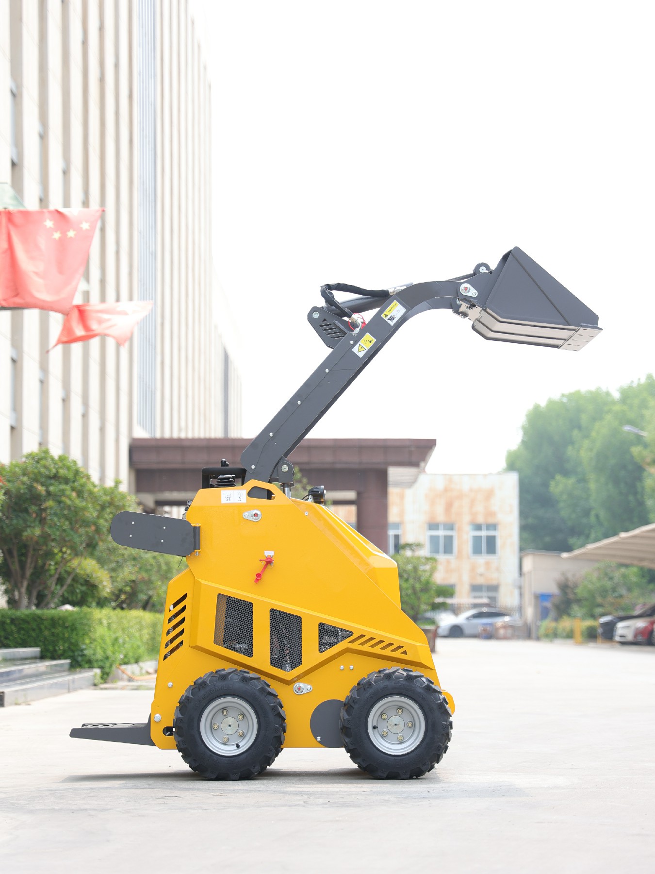 Huayee HY360W mini skid steer parked outside the Huayee facility