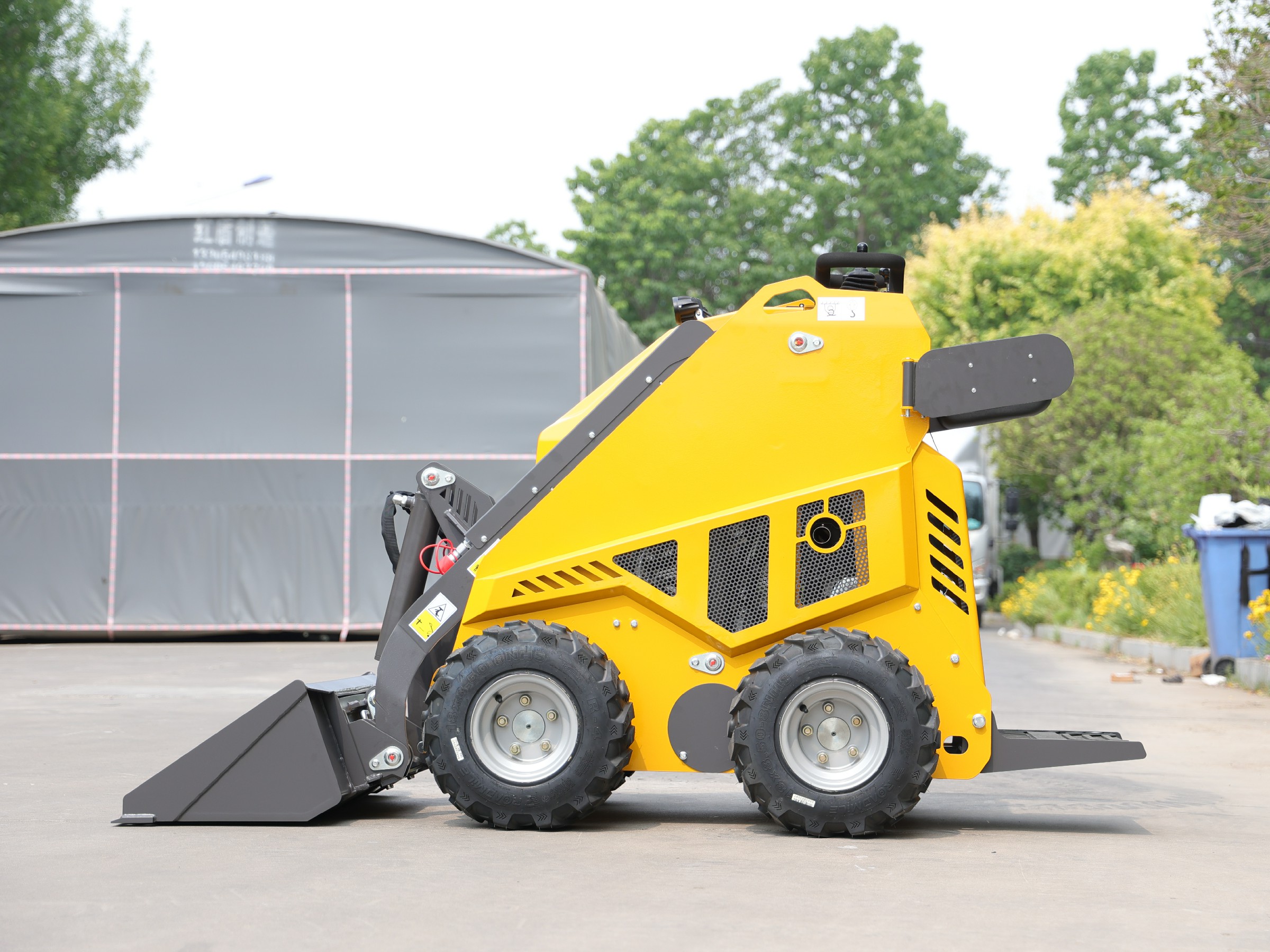 Huayee HY360W mini skid steer, side view with bucket lowered to the ground
