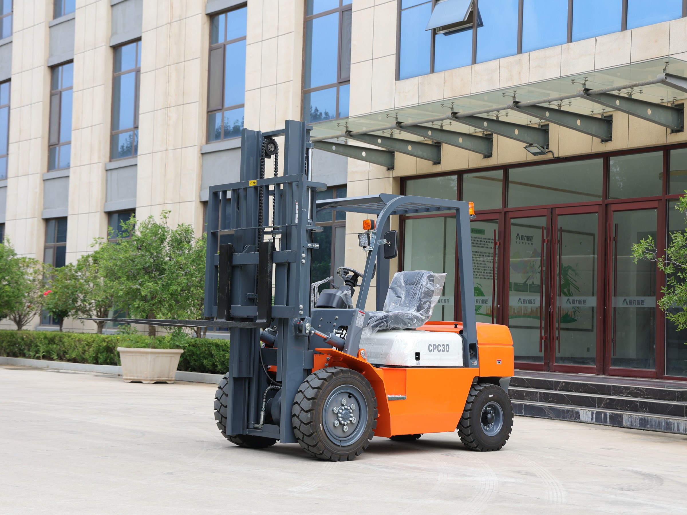 Huayee forklift, side view