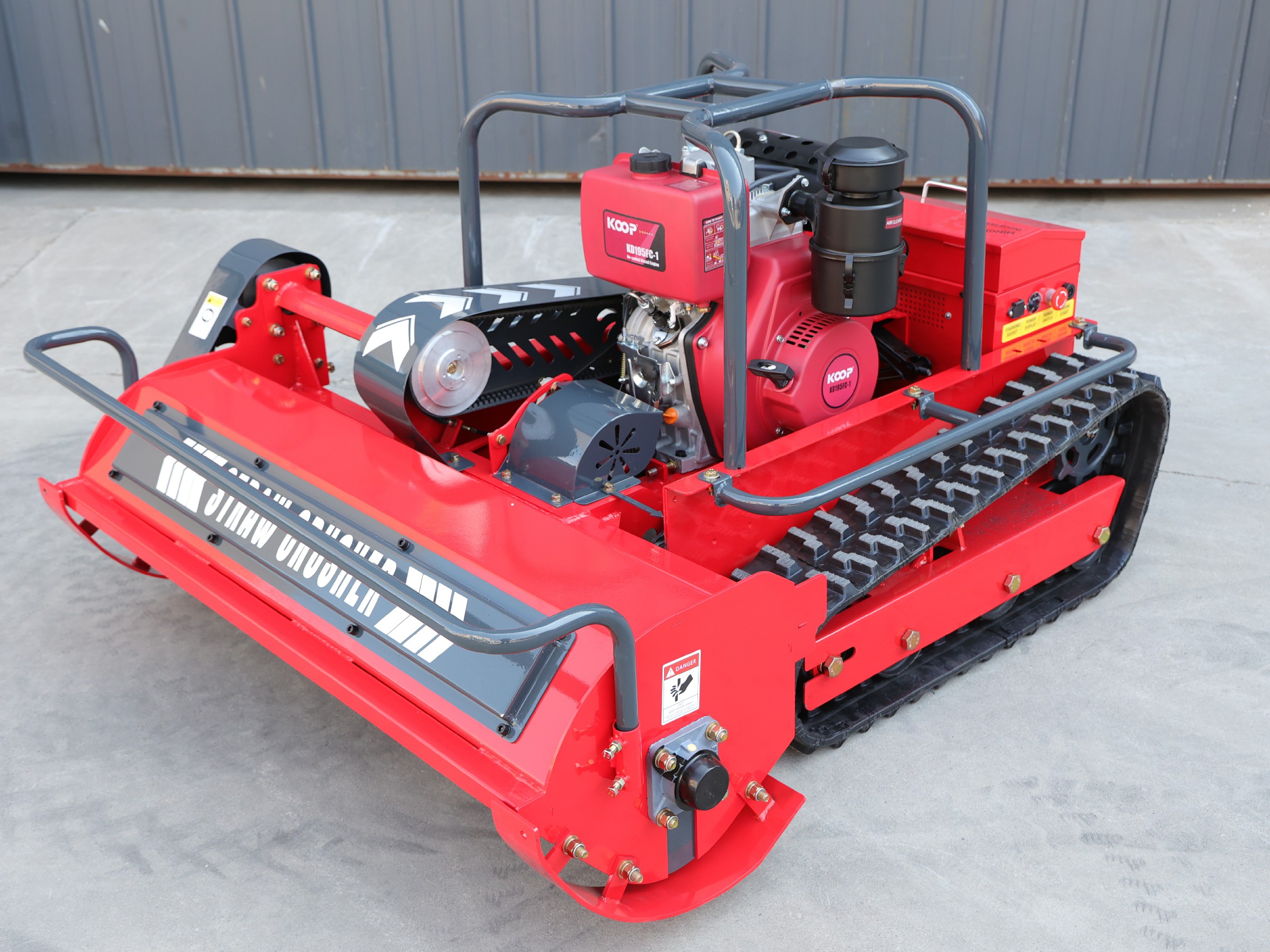 Huayee tracked flail mower, front-quarter view